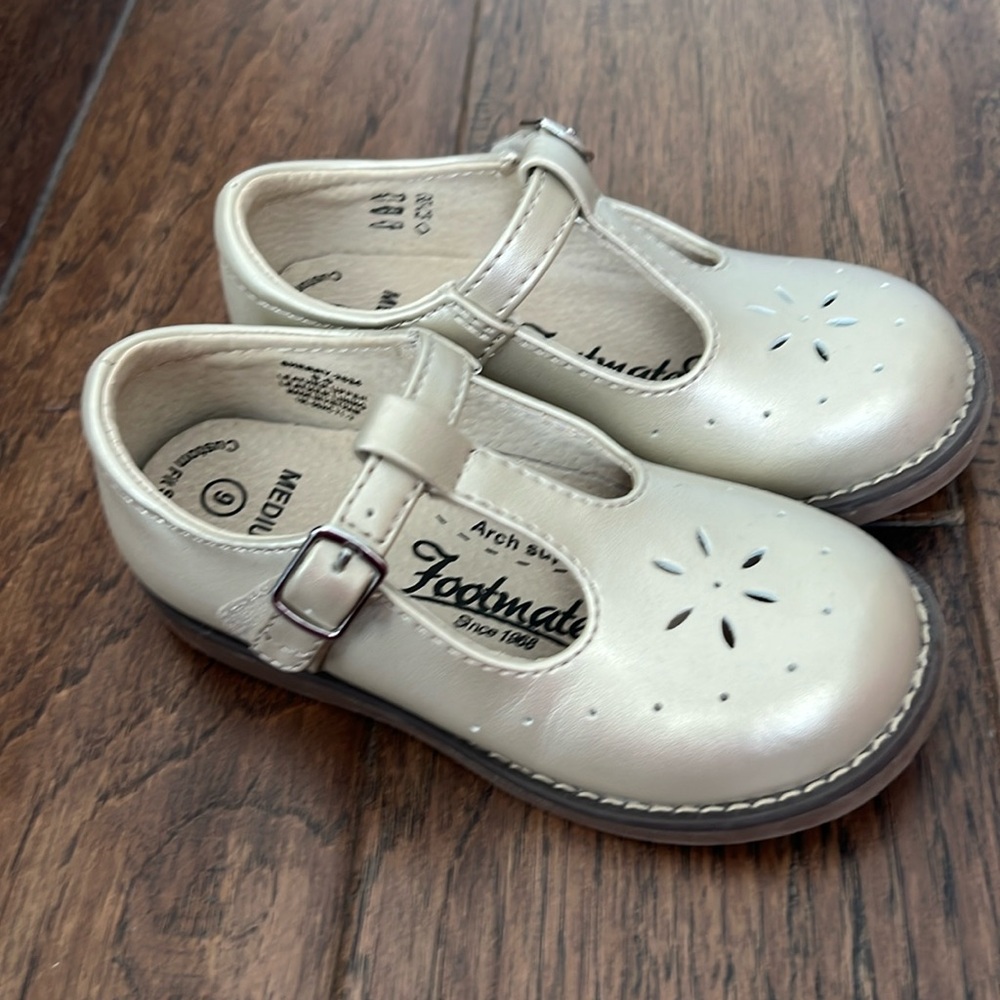 NWOT FootMates Sherry Gold Size 9